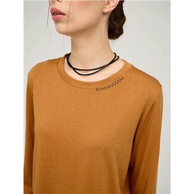 Янтарный джемпер с асимметричным низом