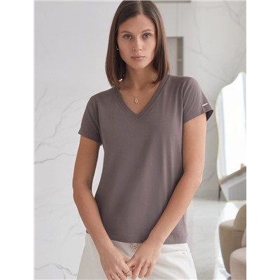 Базовая футболка из премиального хлопка с V образным вырезом