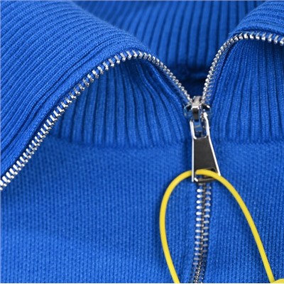 Короткий вязаный кардиган слегка свободного кроя