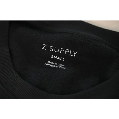 Пуловер с круглым вырезом, спущенными плечами и свободным кроем.