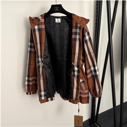 Женская куртка-ветровка в клетку контрастного цвета с капюшоном  Burberr*y