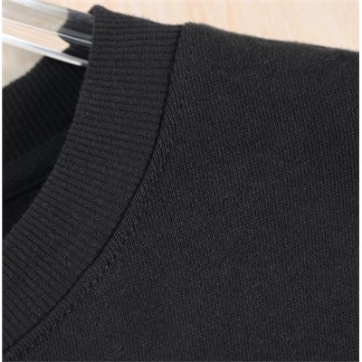 Пуловер с круглым вырезом, спущенными плечами и свободным кроем.