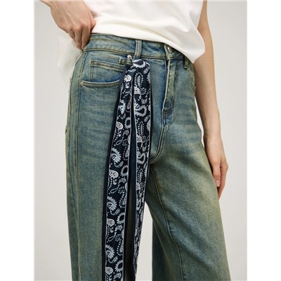 Синие зауженные джинсы с платком