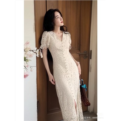 Нежное элегантное облегающее кружевное платье на пуговицы