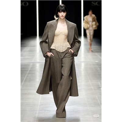 Модные и красивые брюки в елочку высокого класса на раннюю весну