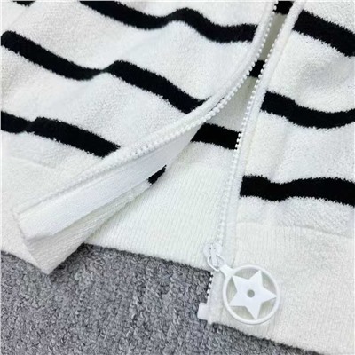 Вязаный кардиган на молнии с капюшоном и надписями на спине Dio*r