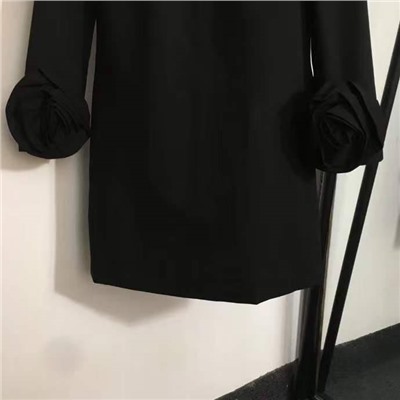 Женское платье с длинным рукавом и объемными цветами на манжетах  Valentin*o