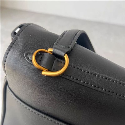 Женская кожаная сумка актуальной формы