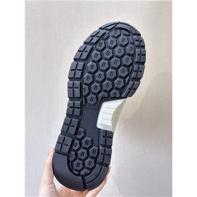 Berluti, оригинальный заказ, высочайшее качество производства Guan, последнее поступление 2024 года, мужская деловая повседневная обувь на шнуровке, абсолютно тяжелое производство, технология сращивания‼ ️  Черпая вдохновение в стиле кроссовок, Berluti грандиозно представляет новую спортивную обувь, которая поднимает повседневную и элегантную эстетику на более высокий уровень, создавая уникальный и джентльменский повседневный модный образ!   Эта повседневная спортивная обувь имеет дизайн со шнуровкой и изготовлена ​​из импортной телячьей кожи. Внутренняя часть стопы изготовлена ​​из импортной телячьей кожи. Встроенный язычок также уникален. Резиновая форма сочетается с характерной строчкой на подошве. повторяет цвет каблука, модно и удобно, идеально интерпретирует моду, солнечный свет, стиль и подходит для различных случаев.   Оригинальная упаковка,