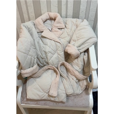 Женское короткое пальто с отворотами