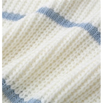 Модный и универсальный свитер с контрастными полосками