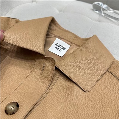 Материал: импортная 100% овчина, итальянская овчина | Все фурнитурные молнии и кнопки изготовлены из ZP с логотипом бренда, а внутренняя подкладка соответствует ZP.  На ощупь мягкий, эластичный и очень удобный. Натуральная кожа имеет естественную текстуру и высококлассный блеск