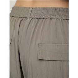 Зеленые брюки с вырезом ниже колена