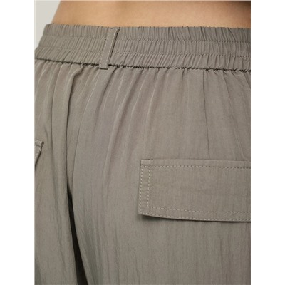 Зеленые брюки с вырезом ниже колена