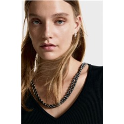 Женский пуловер с V-образным вырезом горловины и декором в виде крупной металлической цепи  Н*М