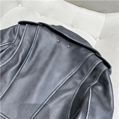 Материал: импортная 100% овчина, итальянская овчина | Все фурнитурные молнии и кнопки изготовлены из ZP с логотипом бренда, а внутренняя подкладка соответствует ZP.  На ощупь мягкий, эластичный и очень удобный. Натуральная кожа имеет естественную текстуру и высококлассный блеск