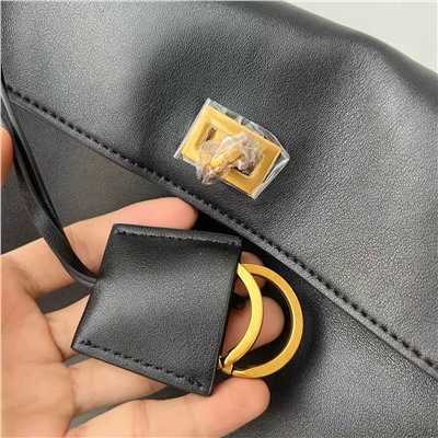 Женская кожаная сумка актуальной формы