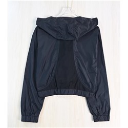 Куртка с капюшоном в спортивном стиле для отдыха на открытом воздухе