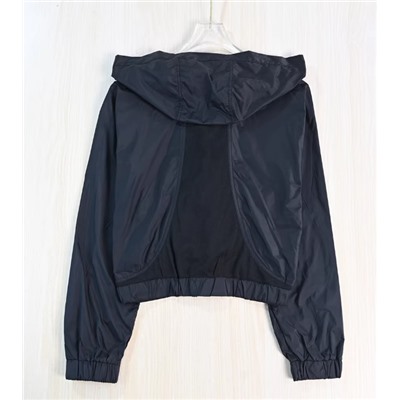 Куртка с капюшоном в спортивном стиле для отдыха на открытом воздухе