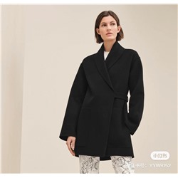 Пальто  Her*, двустороннее шерстяное пальто с большими карманами, изготовлено из высококачественной двусторонней кашемировой шерсти 100. Она плотная и не пропускает свет. Цвет поверхности однородный, волосы тонкие, замша пухлая. С точки зрения производственного процесса, ручная резка швов является очень важным процессом. Он требует от опытных и квалифицированных работников проверки расстояния и глубины шва для каждой детали. Швы необходимо фиксировать простыми полосками, чтобы обеспечить герметичность швов. сшиты, линии более плавные и изысканные. Каждое двустороннее шерстяное пальто по своей сути роскошно, а ценность его кроется в упорном труде. Это связано не только с превосходством готовой продукции ручной работы, но и с самими характеристиками ткани, которые заложили основу для более высокой цены