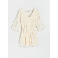 Kurzer Jumpsuit mit Spitzen