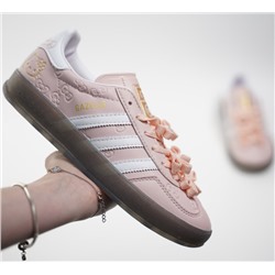 ⏺Adidas Gazelle x Hello Kitty