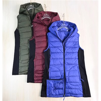 Легкий пуховый жилет средней длины из белого утиного пуха (90%) с капюшоном