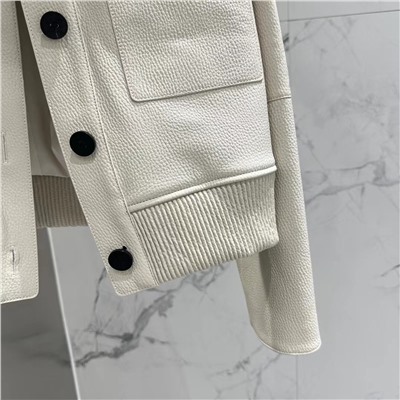 Материал: импортная 100% овчина, итальянская овчина | Все фурнитурные молнии и кнопки изготовлены из ZP с логотипом бренда, а внутренняя подкладка соответствует ZP.  На ощупь мягкий, эластичный и очень удобный. Натуральная кожа имеет естественную текстуру и высококлассный блеск