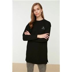 TRENDYOL MODEST Siyah Bisiklet Yaka Baskılı Yırtmaç Detaylı Örme Tunik TCTAW22UK0048
