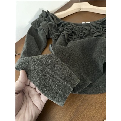 Женский лонгслив с открытыми плечами и объемным декором  ЗАР*А