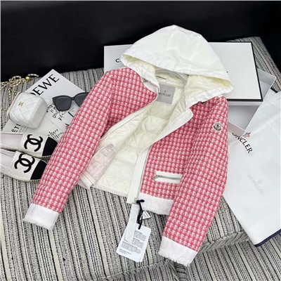 Белый 0-5-38 Красный 0-21-32 Черный L1 Настоятельно рекомендуем раннюю осень и зиму 2023 года. Серия Monc*. Новый твидовый пуховик с капюшоном небольшого размера (шапка снимается). Пуховой наполнитель 90. YB1:1. Индивидуальные аксессуары для фурнитуры. Высокое качество.