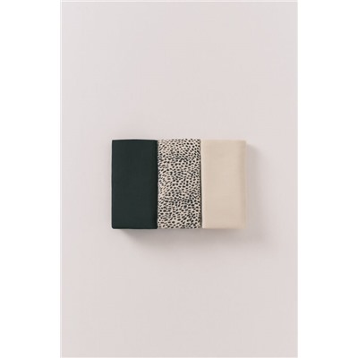 Pack de 3 tangas, diseñadas para quienes prefieren una cobertura mínima y máxima comodidad. Sin gomas para evitar marcas en la piel. Incluye 2 unidades lisas y 1 con estampado. <br>- Pack funcional y cómodo para uso cotidiano. <br>- Silueta tanga ideal para quienes buscan discreción. <br>- Solo se admiten cambios o devoluciones con precinto o en productos defectuosos o con taras.