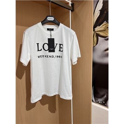 Футболки WEEKEND MAX MARA 26-style LOVE letter 1983. Эта серия — точная копия оригинального дизайна, с очень аккуратной строчкой и этикеткой, изготовленной на заказ. Изготовлены из комфортной и приятной для кожи ткани из чистого хлопка.