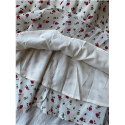 Короткое платье с V-образными  вырезом