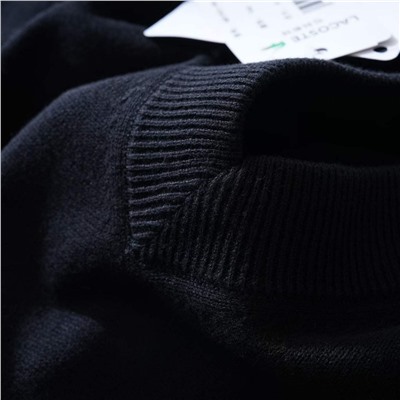 Мужской вязаный пуловер с V-образным вырезом и с небольшой вышивкой логотипа бренда ЛАКОСТ*Е