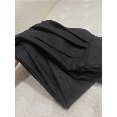 BC Итальянские серые импортные шерстяные повседневные брюки с эластичной резинкой на талии  Очень свободные брюки с эластичной талией. Эксклюзивно изготовленная по индивидуальному заказу импортная ткань из 100% камвольной шерсти, которая имеет нежную и мягкую текстуру и особенно хорошо драпируется. Планка оснащена застежкой-молнией YKK, высококачественной серой, слегка зауженной формой брюк, дизайном с двойными складками, слегка воздушными плавными линиями, изменяющими форму ног.