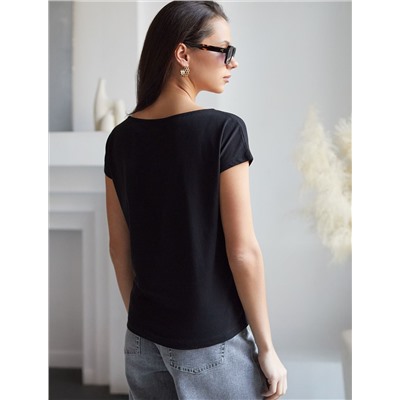 Нарядная футболка с золотистым принтом