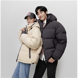 Высококачественный пуховик из высококачественного белого утиного пуха для дополнительного тепла. Требования к каждой детали очень строгие, требования к качеству изготовления ткани и другим аспектам тоже очень высокие! Классический и универсальный стиль обладает лучшими ветрозащитными и дышащими свойствами, что делает его более удобным в ношении и гибким при движении. Однотонный дизайн прост и элегантен. Обычно его сочетают со свитером или свитером, чтобы сохранить свежесть, чистоту и тепло. Пуховик – теплый и стильный.