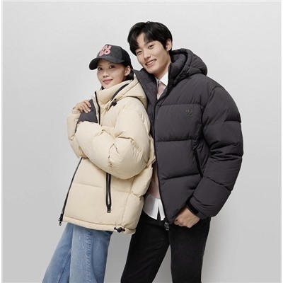 Высококачественный пуховик из высококачественного белого утиного пуха для дополнительного тепла. Требования к каждой детали очень строгие, требования к качеству изготовления ткани и другим аспектам тоже очень высокие! Классический и универсальный стиль обладает лучшими ветрозащитными и дышащими свойствами, что делает его более удобным в ношении и гибким при движении. Однотонный дизайн прост и элегантен. Обычно его сочетают со свитером или свитером, чтобы сохранить свежесть, чистоту и тепло. Пуховик – теплый и стильный.