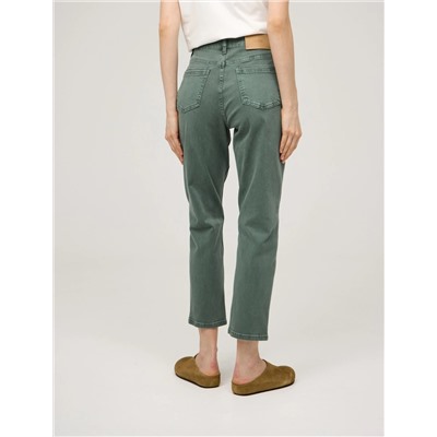 Зеленые базовые джинсы зауженные