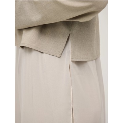 Бежевая блузка с шелковой юбкой