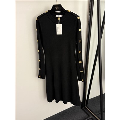 Прямое трикотажное платье с декоративными золотыми пуговицами особой формы с длинными рукавами  Schiaparell*i