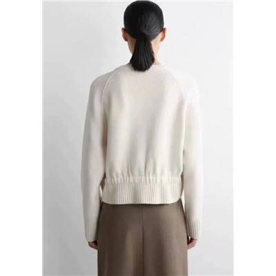 Утолщенный вязаный кардиган в непринужденном стиле