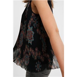 Blusa negra sin mangas plisada