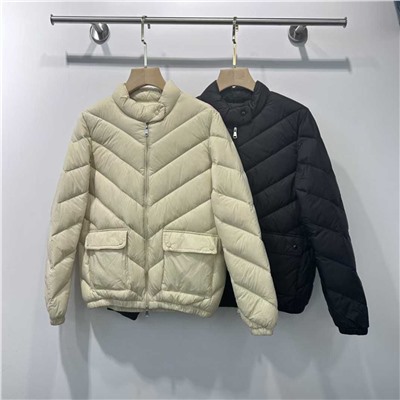 Распродажа Классический легкий пуховик Moncle* с небольшим воротником-стойкой.