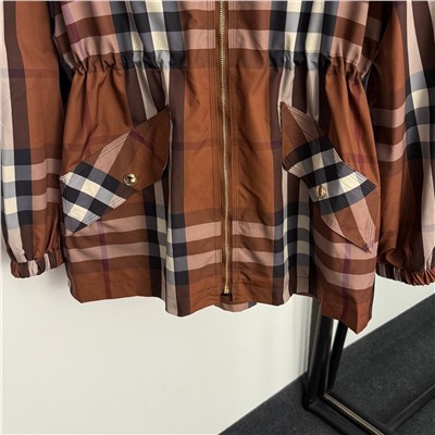 Женская куртка-ветровка в клетку контрастного цвета с капюшоном  Burberr*y