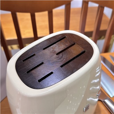 Набор из 7 предметов для ретро-ножей SMEG Blue Knife, потолок стоимости ножей  Нож изготовлен из импортной нержавеющей стали марки 304, которая безопасна, полезна для здоровья, долговечна и износостойка. Интегрированная ручка очень удобна и легка в использовании.  В комплект входят универсальный нож, нож для мяса, нож сантоку, нож для хлеба, поварской нож и подставка для ножей, всего 7 предметов!