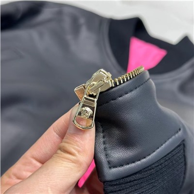 Импортная итальянская кожа ягненка.Очень мягкая.Очень облегающая посадка.Верхняя часть тела очень красивая.Спинка имеет талию и трехмерный крой.Выглядит как уникальная кожаная куртка.