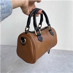 Женская кожаная компактная, при этом  вместительная сумка