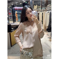 качество люкс  Ermanno scervin*｜King of Lace 2025, новое поступление, шелковая рубашка с кружевной вышивкой и острым воротником Индивидуальный материал YB из 100% тутового шелка с гладкой текстурой, комфортной и питательной кожей, а также благородным дизайном рубашки с заниженными плечами и острыми лацканами, который модифицирует фигуру, делает вас мягким и элегантным и имеет тяжелую водорастворимую вышивку. Распространение на большой площади в области декольте, плеч, шеи и передней части. Вырисовывающаяся текстура прозрачной основной ткани делает его еще более сексуальным. Великолепное, большое боди, однотонное, универсальное, легко сочетается, классический стиль, многослойное. для создания эффекта юбки, более модные способы игры, легко адаптируется к другим вещам